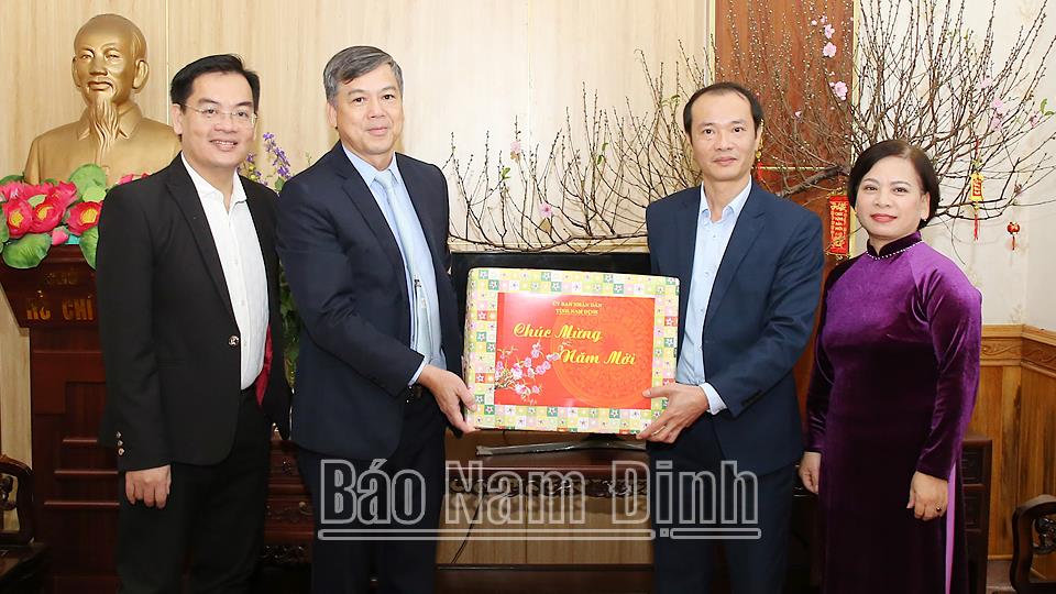 Lãnh đạo UBND tỉnh thăm, chúc tết Báo Nam Định
