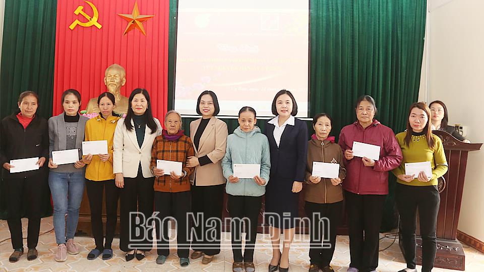 Tặng quà Tết cho hội viên phụ nữ nghèo, phụ nữ có hoàn cảnh khó khăn