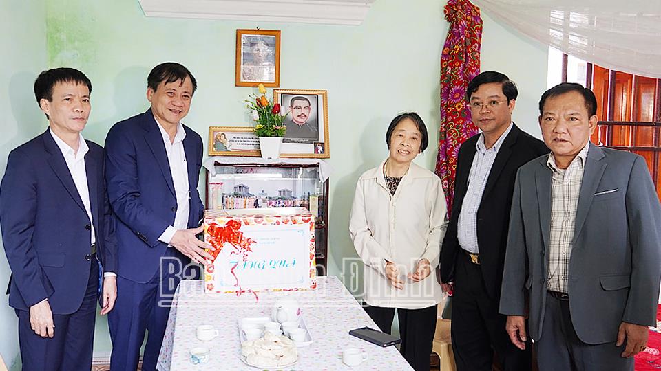 Đồng chí Phó Chủ tịch HĐND tỉnh thăm, tặng quà các đối tượng chính sách huyện Ý Yên