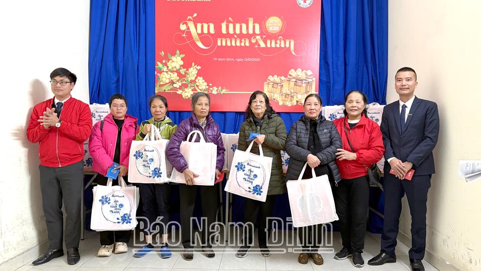 Trao thương yêu từ phong trào "Tết nhân ái"