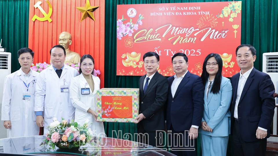 Đồng chí Chủ tịch UBND tỉnh thăm, chúc Tết các đơn vị làm nhiệm vụ đêm Giao thừa