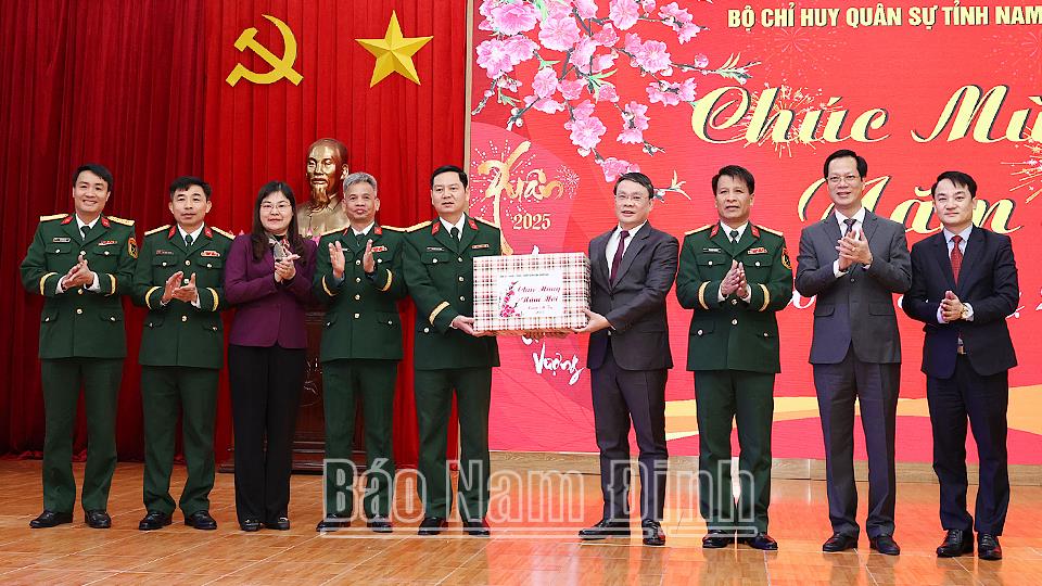 Đồng chí Bí thư Tỉnh uỷ thăm, chúc Tết các đơn vị làm nhiệm vụ đêm Giao Thừa