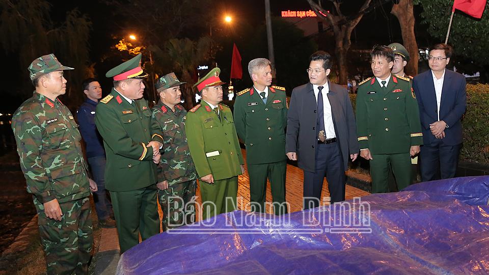 Đồng chí Phó Chủ tịch Thường trực UBND tỉnh kiểm tra các địa điểm bắn pháo hoa đêm Giao thừa