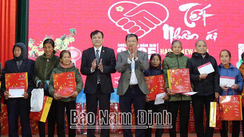 Tặng 400 suất quà Tết cho gia đình chính sách, gia đình có hoàn cảnh khó khăn tại huyện Hải Hậu