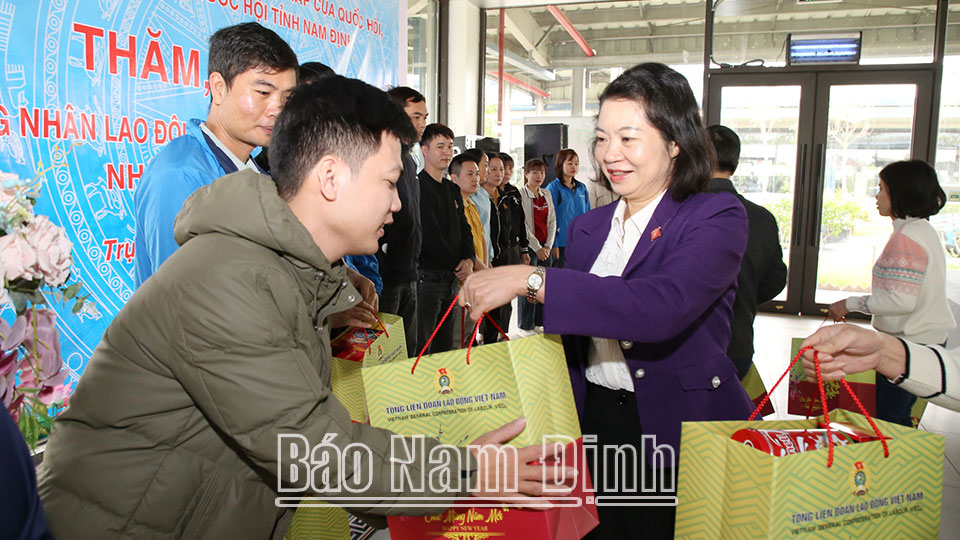 Đồng chí Phó Chủ nhiệm Uỷ ban Tư pháp của Quốc hội thăm, tặng quà tết cho gia đình khó khăn và công nhân lao động