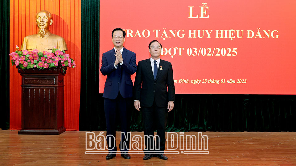 Thành uỷ Nam Định tổ chức trao tặng Huy hiệu Đảng