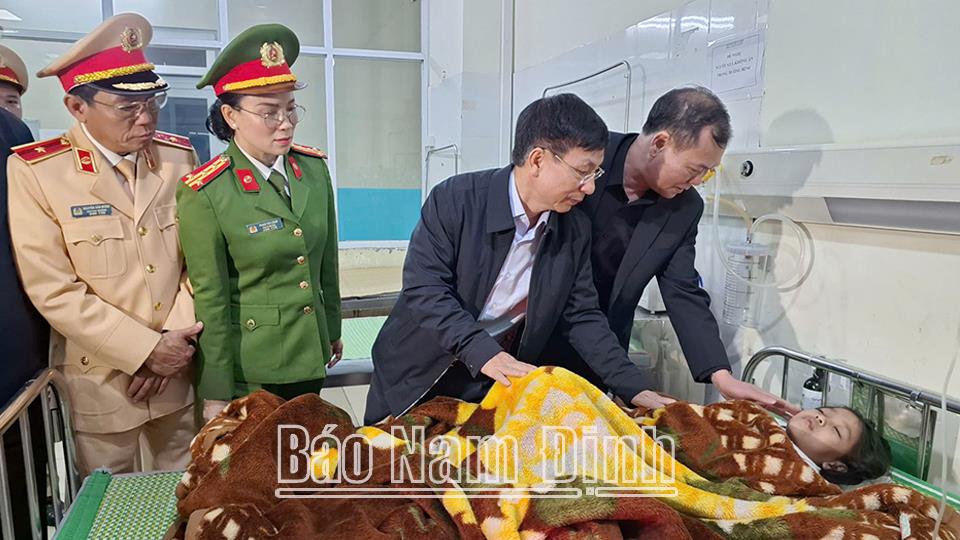 Các đồng chí lãnh đạo tỉnh trực tiếp chỉ đạo khắc phục hậu quả vụ tai nạn giao thông đặc biệt nghiêm trọng chiều mùng 2 Tết