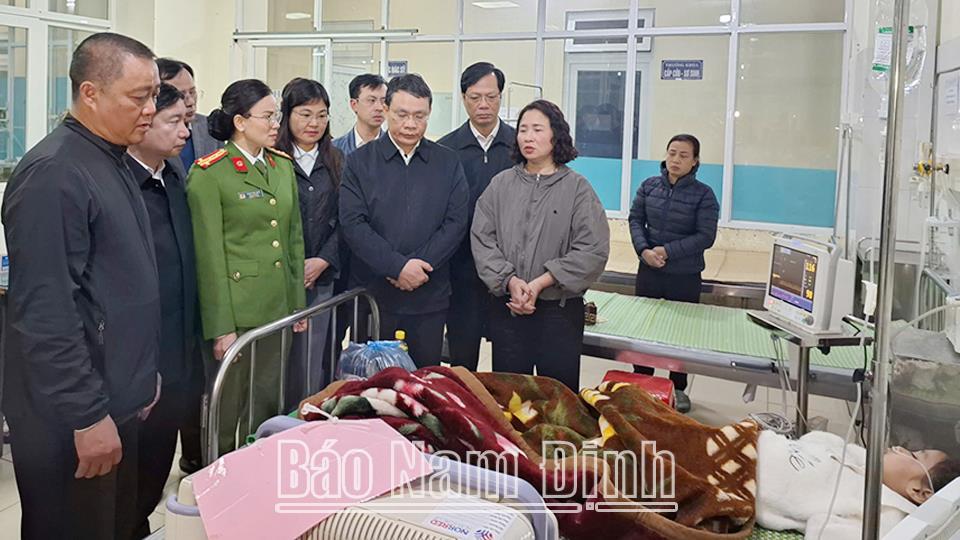 Đồng chí Bí thư Tỉnh ủy thăm hỏi, động viên nạn nhân bị thương trong vụ tai nạn giao thông đặc biệt nghiêm trọng trên Quốc lộ 21