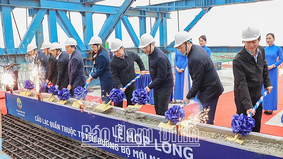 Hợp long cầu Lạc Quần thuộc Dự án xây dựng tuyến đường bộ mới Nam Định - Lạc Quần - Đường bộ ven biển