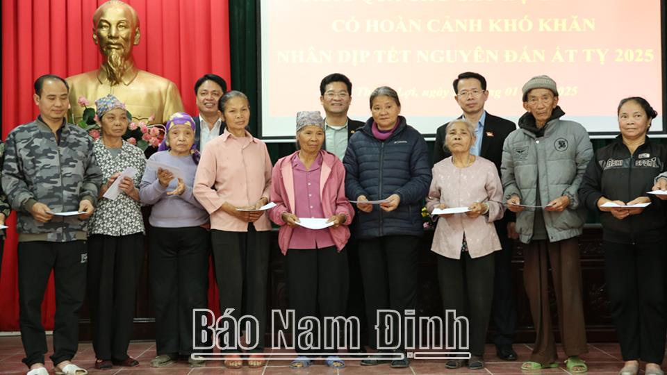 Đồng chí Phó Chủ tịch Thường trực UBND tỉnh trao quà cho các gia đình có hoàn cảnh khó khăn xã Thành Lợi