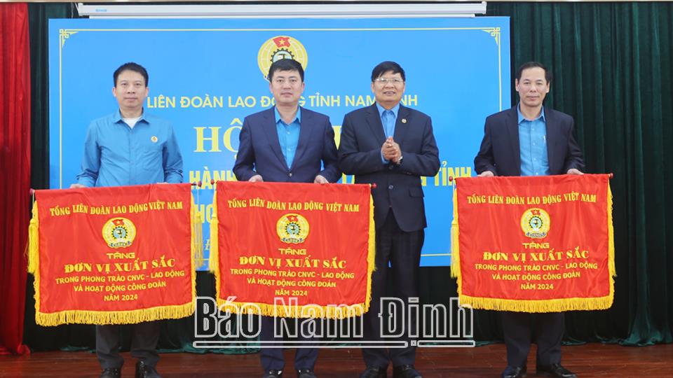 Đẩy mạnh phong trào thi đua trong công nhân, viên chức, lao động