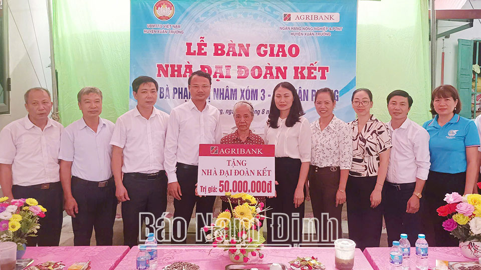 Ngành Ngân hàng chung taychăm lo mái ấm cho người nghèo