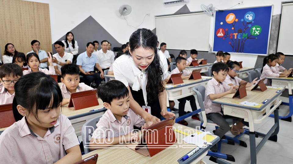 Giao Thủy thực hiện các giải pháp đồng bộ thúc đẩy chuyển đổi sốvề giáo dục, quyết tâm đạt chuẩn nông thôn mới kiểu mẫu