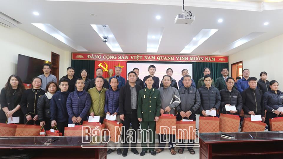 Trao quà “Tết Nhân ái" năm 2025