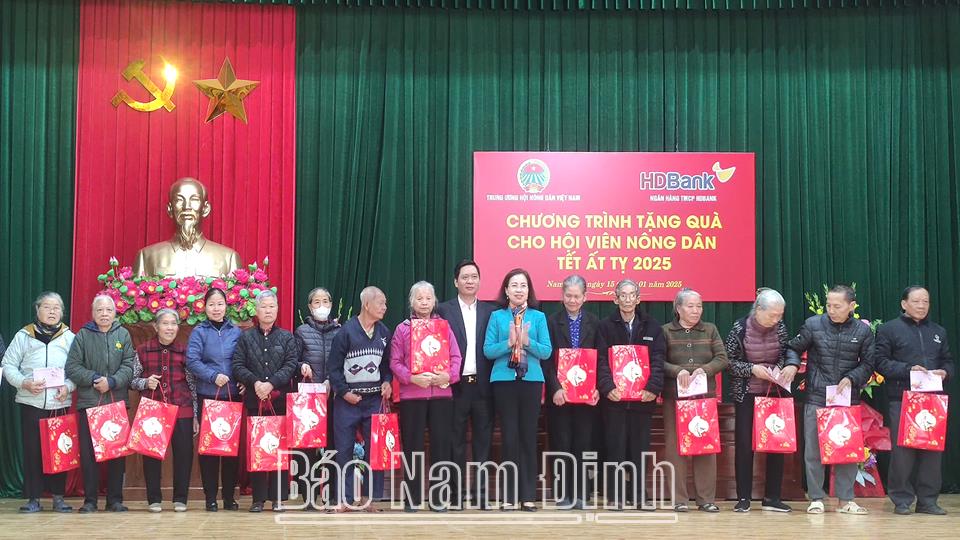 Mặt trận Tổ quốc các cấpchăm lo Tết cho người nghèo