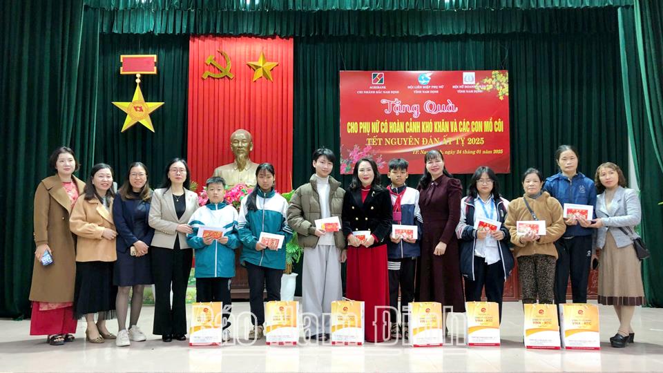 Tặng quà Tết cho hội viên phụ nữ nghèo và trẻ em mồ côi