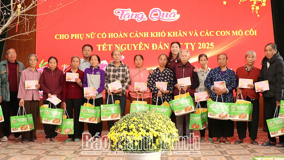 Tặng quà Tết cho hội viên phụ nữ nghèo, phụ nữ có hoàn cảnh khó khăn và trẻ mồ côi