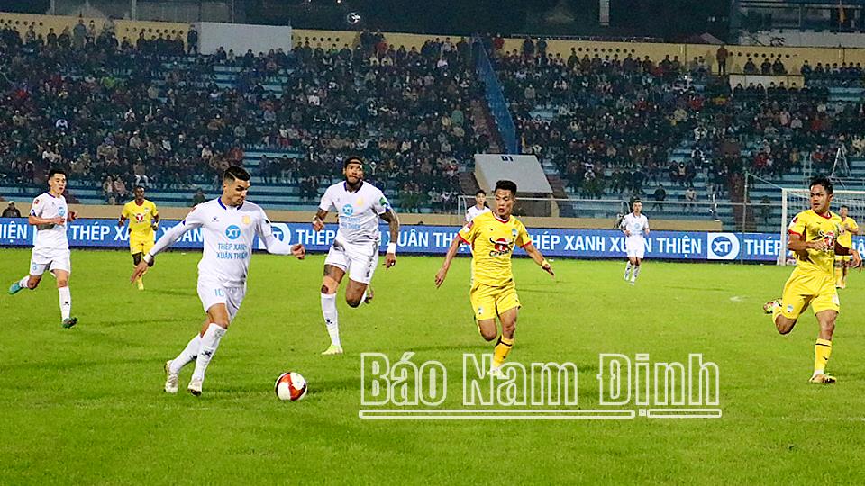 Đánh rơi chiến thắng ở phút cuối, CLB Thép Xanh Nam Định chia điểm với CLB Hoàng Anh Gia Lai