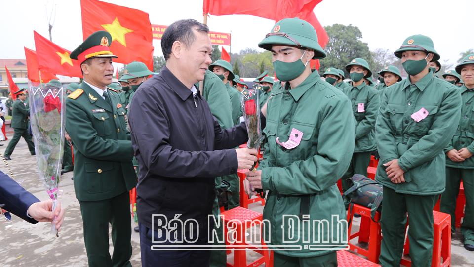 Đồng chí Phó Bí thư Thường trực Tỉnh ủy dự lễ giao quân tại huyện Nam Trực