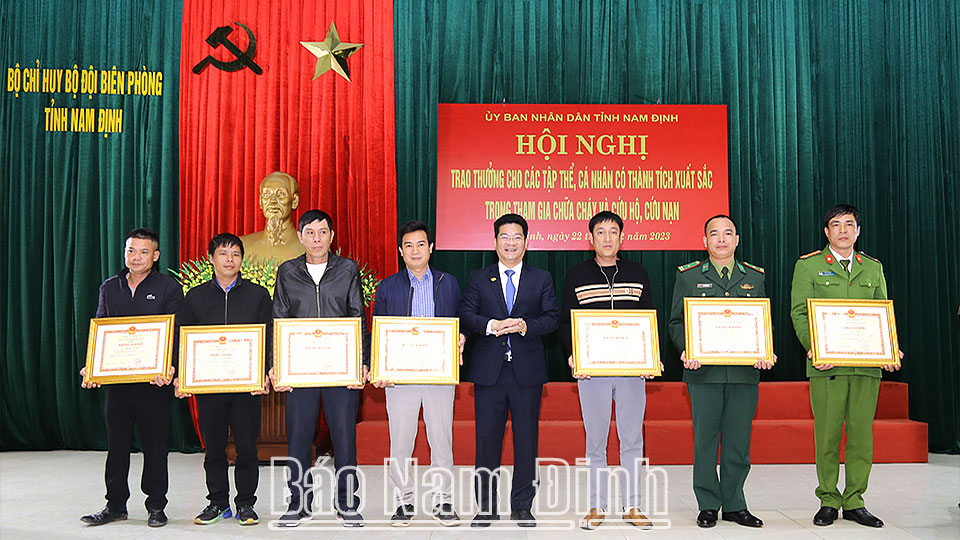 Tặng Bằng khen của UBND tỉnh cho các tập thể, cá nhân có thành tích xuất sắc trong tham gia chữa cháy và cứu nạn, cứu hộ