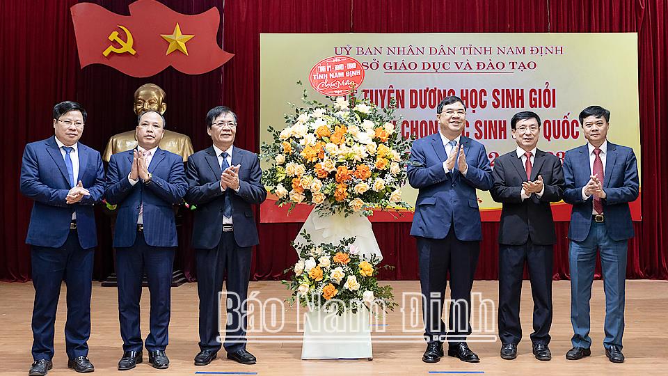 Lễ tuyên dương học sinh giỏi tham dự kỳ thi chọn học sinh giỏi quốc gia năm học 2022-2023