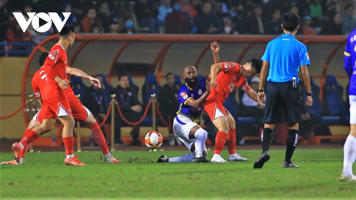 Bóng đá Việt Nam bắt đầu giai đoạn bận rộn