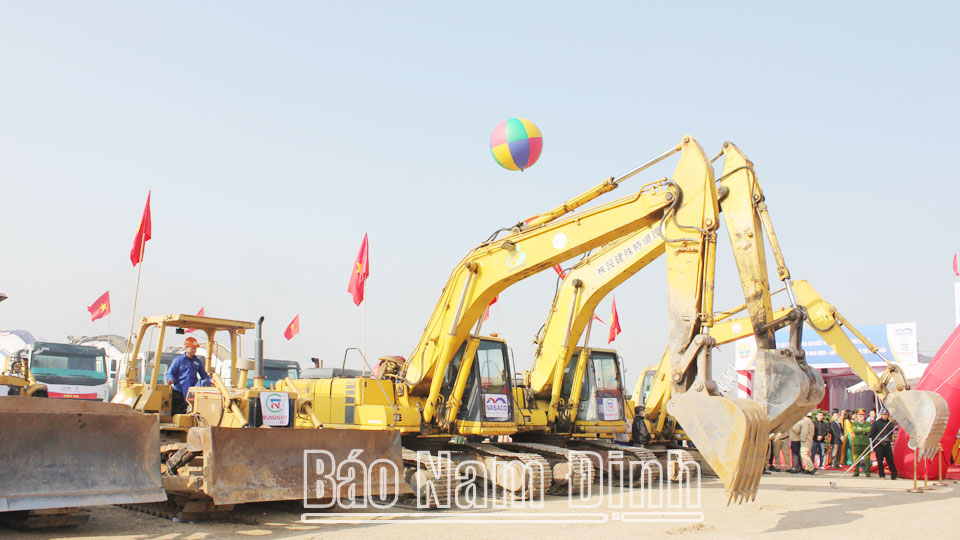 Phát triển hạ tầng giao thông vận tải để thúc đẩy phát triển toàn diện kinh tế - xã hội