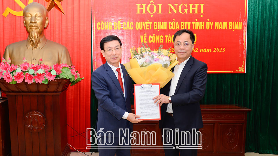 Huyện ủy Ý Yên tổ chức công bố các quyết định về công tác cán bộ