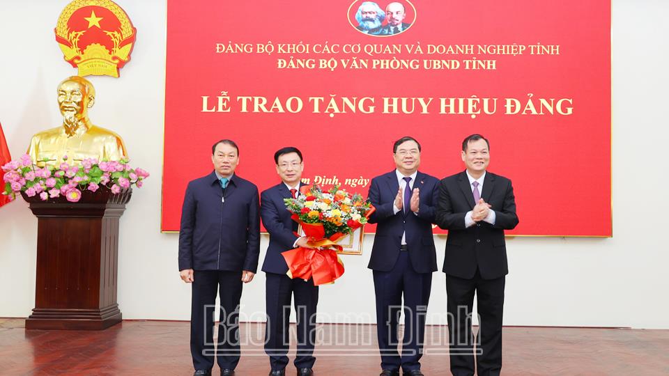 Trao Huy hiệu 30 năm tuổi Đảng cho đồng chí Chủ tịch UBND tỉnh