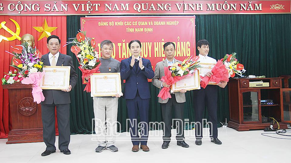 Đảng ủy Khối các Cơ quan và Doanh nghiệp tỉnh trao tặng Huy hiệu Đảng đợt 3-2
