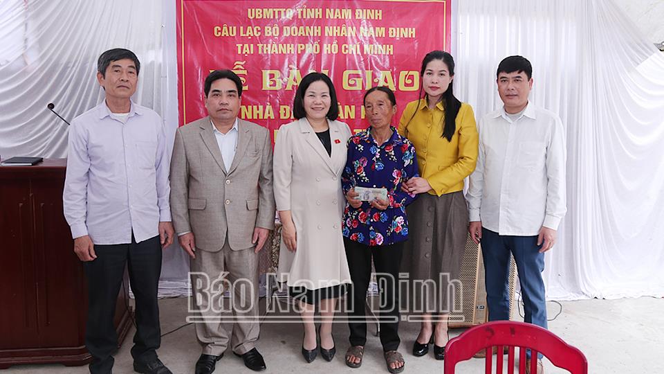 Bàn giao nhà “Đại đoàn kết” cho gia đình có hoàn cảnh khó khăn