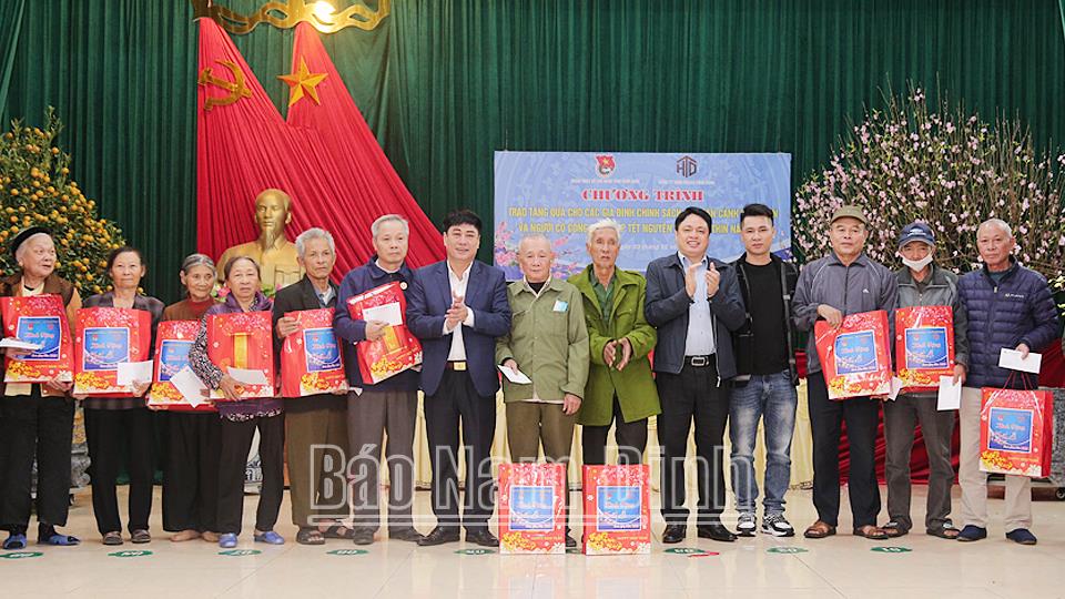 Tỉnh Đoàn trao tặng 70 suất quà Tết cho các đối tượng có hoàn cảnh khó khăn