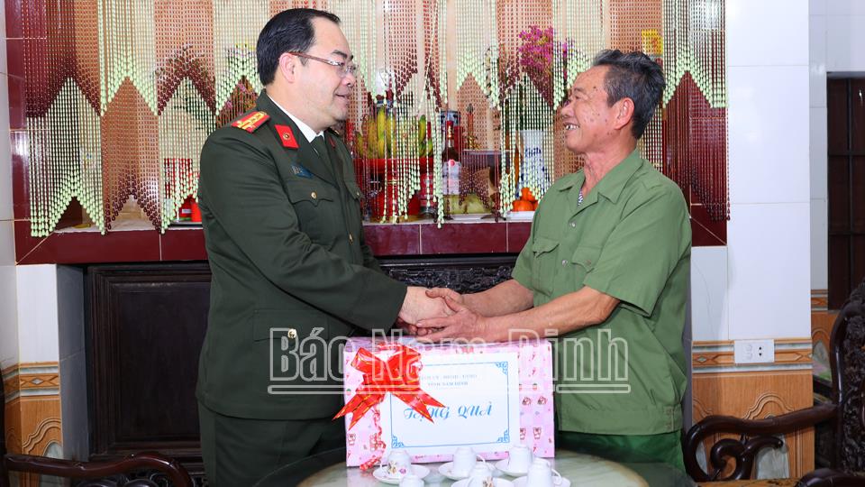 Lãnh đạo Công an tỉnh thăm, tặng quà Tết gia đình chính sách huyện Hải Hậu