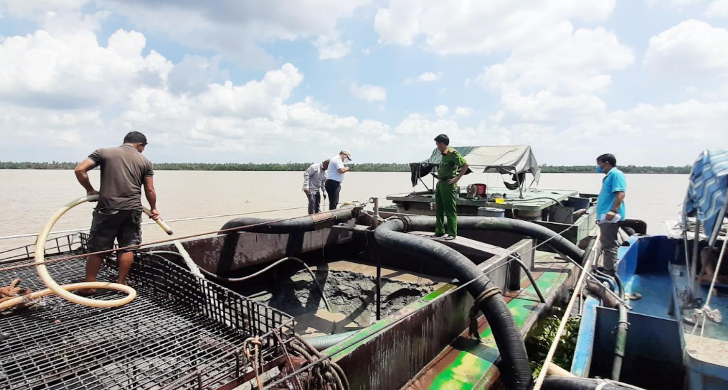 Tăng cường kiểm tra, giám sát hoạt động khai thác cát sông