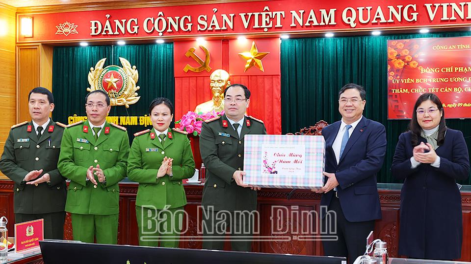 Đồng chí Bí thư Tỉnh ủy thăm, chúc Tết các đơn vị làm nhiệm vụ đêm Giao thừa