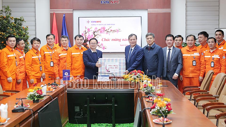 Đồng chí Phó Bí thư Thường trực Tỉnh ủy thăm, chúc Tết các đơn vị làm nhiệm vụ đêm Giao thừa