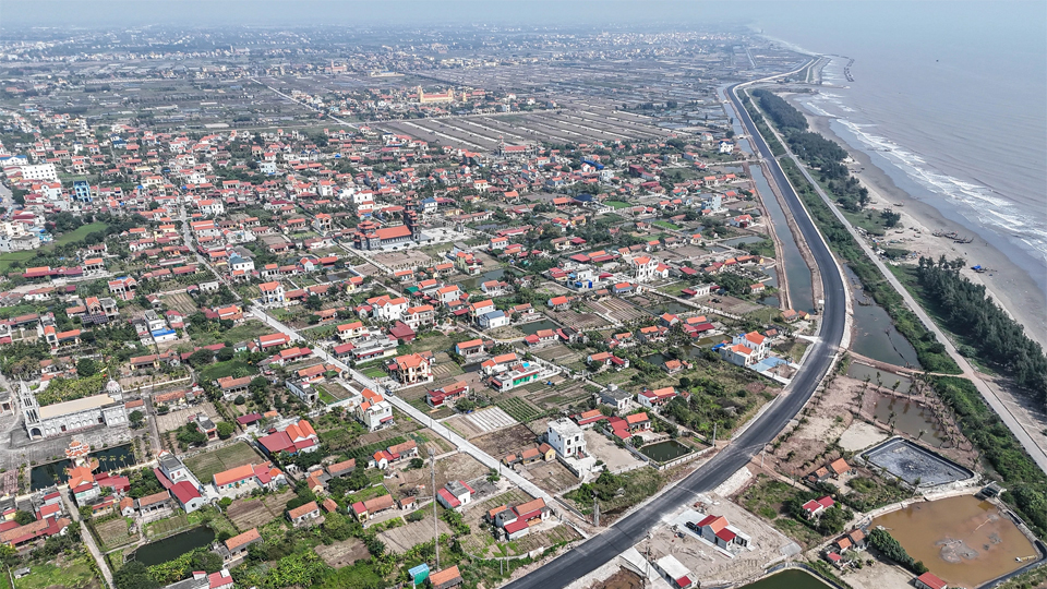 Tuyến đường bộ ven biển qua Nam Định trị giá gần 2.700 tỷ đồng đang hoàn thiện những công đoạn cuối