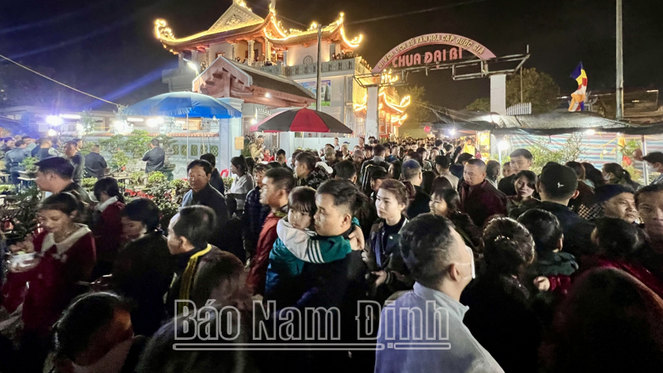 Hàng vạn du khách nô nức trẩy hội chợ Viềng Xuân 2024