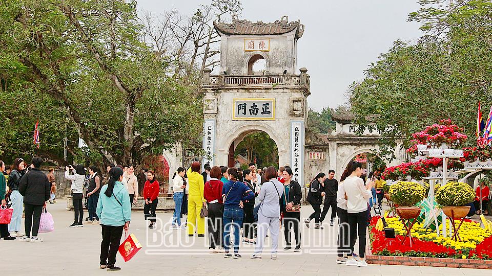 Tấp nập du khách tham dự Lễ hội Khai ấn Đền Trần Xuân Giáp Thìn 2024