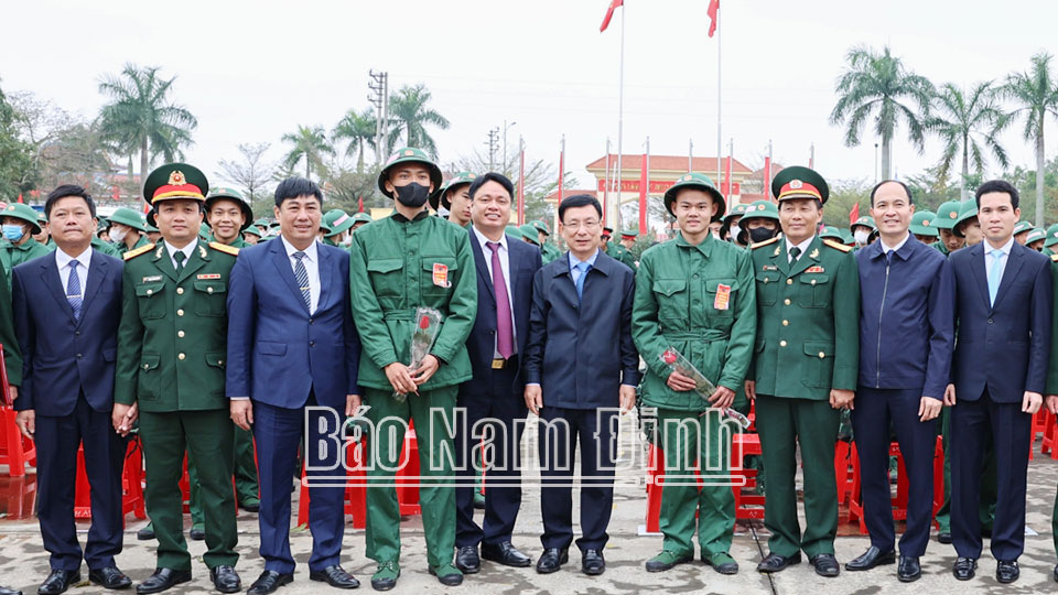 Đồng chí Chủ tịch UBND tỉnh dự Lễ giao nhận quân tại huyện Nam Trực