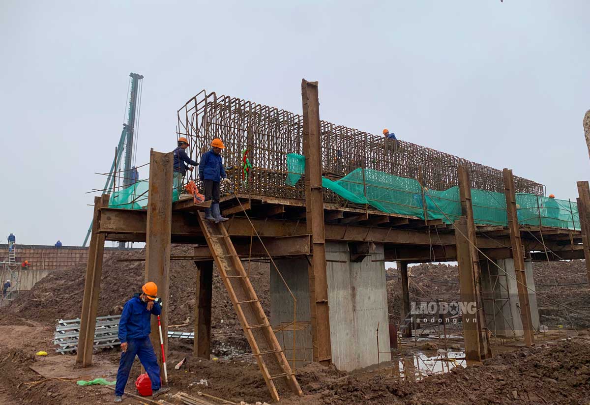 Công nhân hối hả thi công cầu gần 1.500 tỉ nối Nam Định-Ninh Bình ngày cận Tết