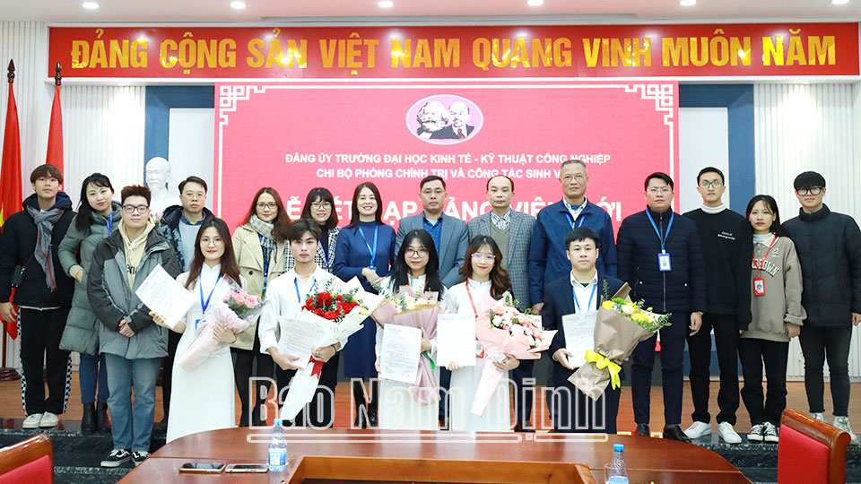 Tăng cường củng cố, xây dựng tổ chức cơ sở đảng và nâng cao chất lượng đội ngũ đảng viên