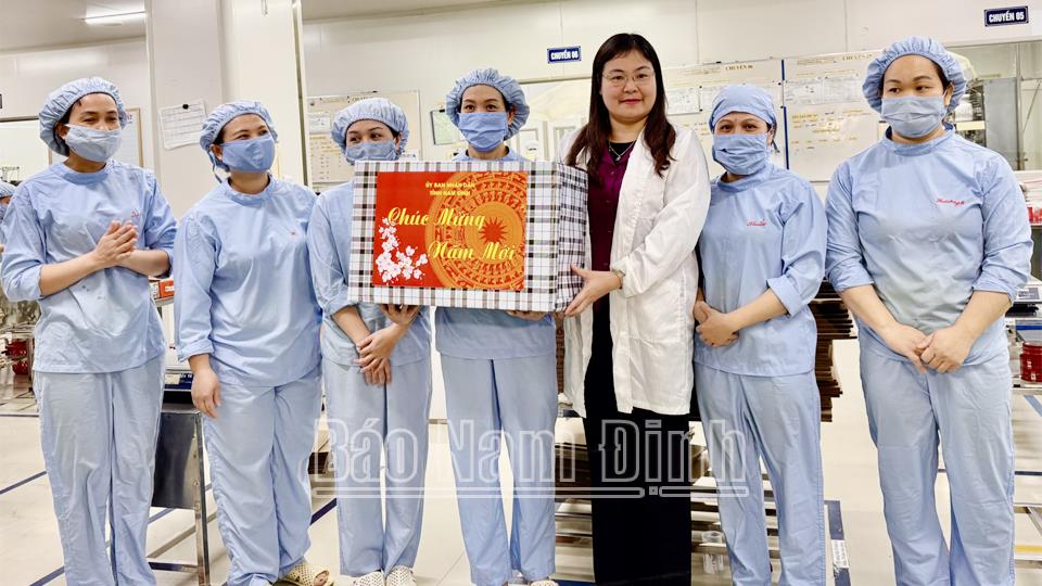 Đồng chí Phó Chủ tịch UBND tỉnh Hà Lan Anh dự lễ mở ca máy đầu xuân tại doanh nghiệp