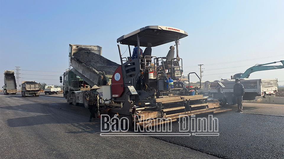 Hối hả trên những công trình xây dựng trọng điểm