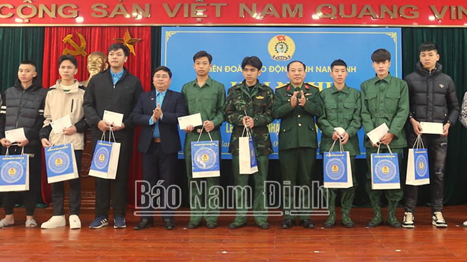 Gặp mặt đoàn viên, con của đoàn viên Công đoàn lên đường nhập ngũ