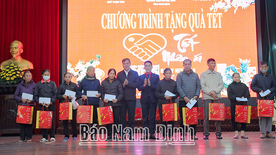 Toàn tỉnh tặng 480.529 suất quà, tổng trị giá trên 218 tỷ đồng cho người nghèo nhân dịp Tết Nguyên đán Ất Tỵ năm 2025