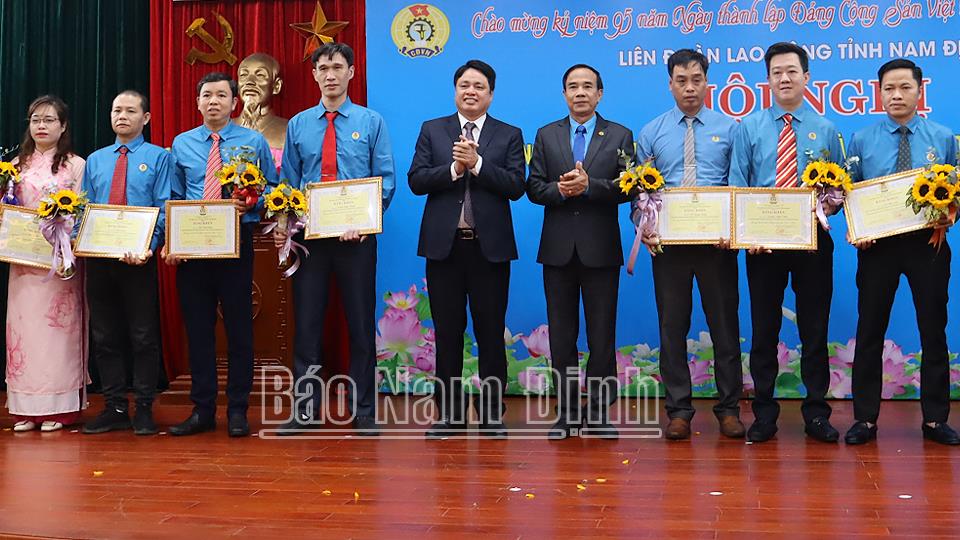 Biểu dương 30 công nhân lao động tiêu biểu là đảng viên