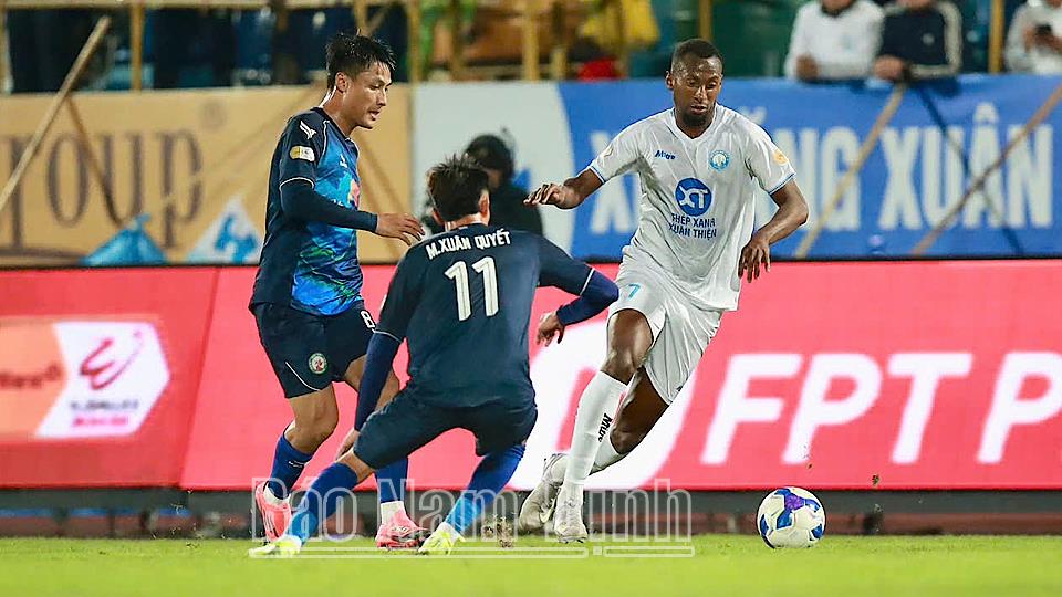 Câu lạc bộ Thép Xanh Nam Định trở lại ngôi đầu bảng xếp hạng V-League