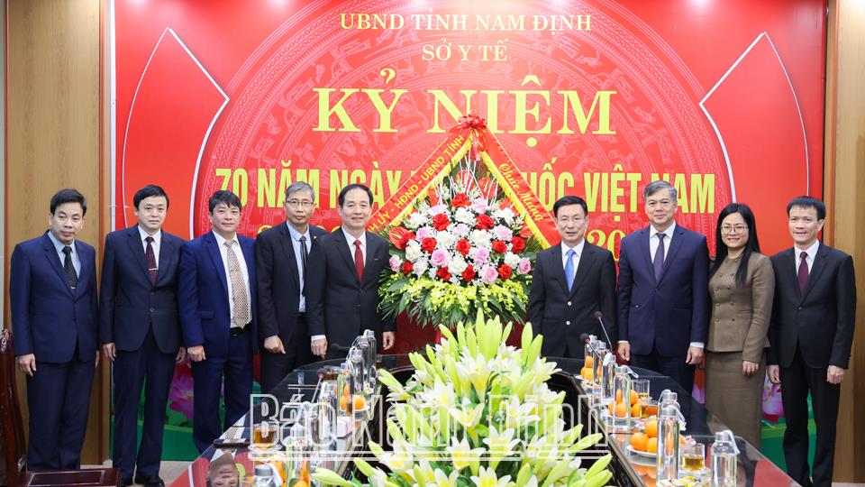 Đồng chí Chủ tịch UBND tỉnh chúc mừng ngành Y tế nhân kỷ niệm 70 năm Ngày Thầy thuốc Việt Nam (27/2/1955 - 27/2/2025)