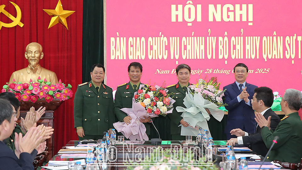 Bàn giao chức vụ Chính ủy Bộ Chỉ huy Quân sự tỉnh